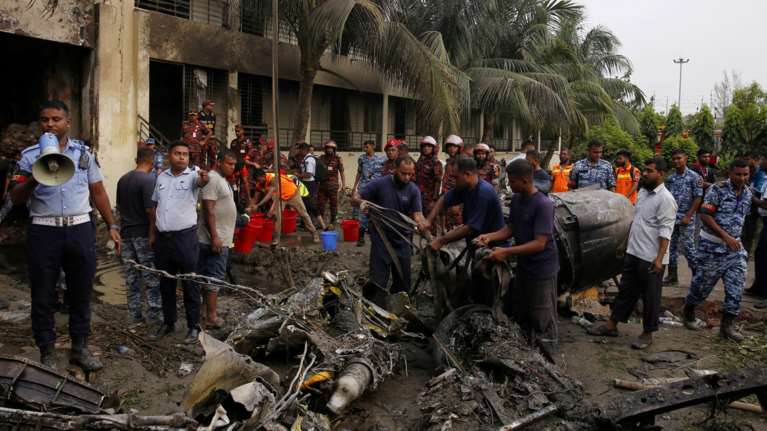Μπανγκλαντές: Τουλάχιστον 27 νεκροί από τη συντριβή στρατιωτικού αεροσκάφους σε σχολείο - Ανάμεσά τους 25 μαθητές