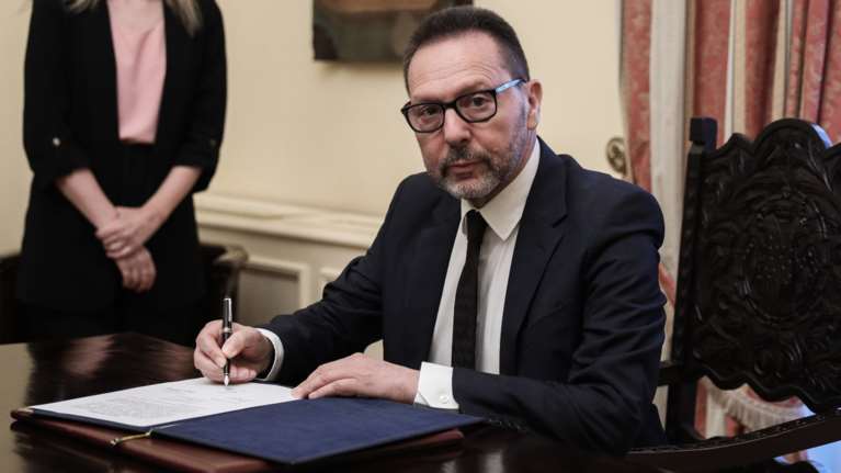 Δεν βλέπει νέες αυξήσεις των επιτοκίων ο Γ. Στουρνάρας - Από το β΄ εξάμηνο 2024 η αποκλιμάκωση τους