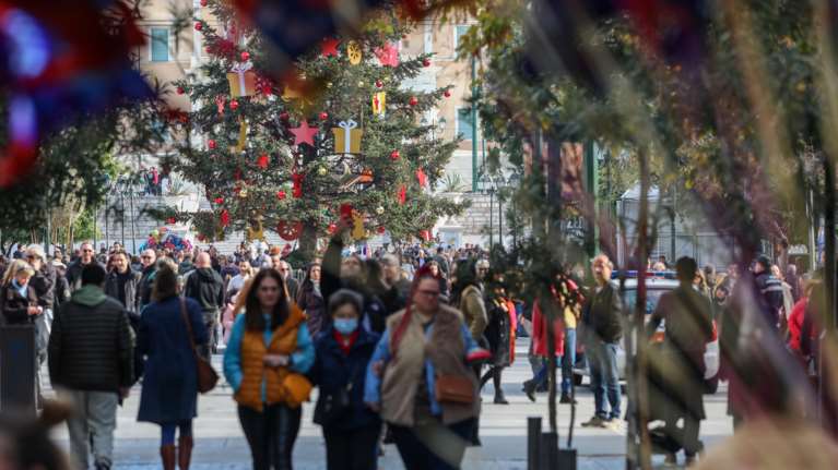Ξεκινάει το εορταστικό ωράριο: Πώς θα λειτουργήσουν τα καταστήματα, ποιες Κυριακές θα είναι ανοιχτά