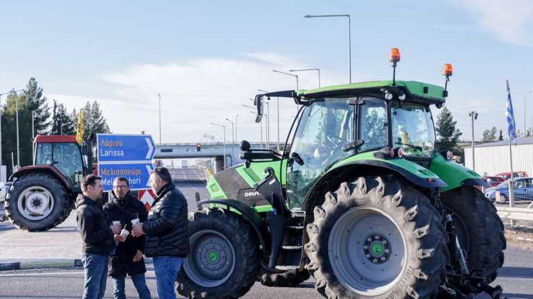 Ο αγρότες άνοιξαν την Αθηνών - Λαμίας, αλλά παραμένουν στα μπλόκα - Προετοιμάζονται για τη συνάντηση με Μητσοτάκη