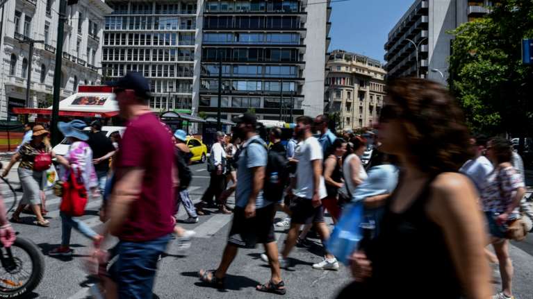Ξεκινούν οι πληρωμές από e-ΕΦΚΑ και ΔΥΠΑ: Αναλυτικά τα επιδόματα, τα ποσά και οι δικαιούχοι