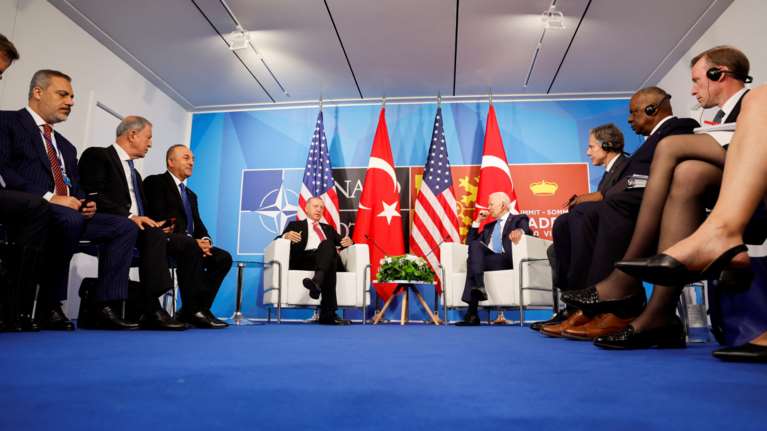 Η αντιπολίτευση κατηγορεί τον Ερντογάν για κωλοτούμπα: &quot;Ίσως γίνει και κουμπάρος του Μητσοτάκη&quot;