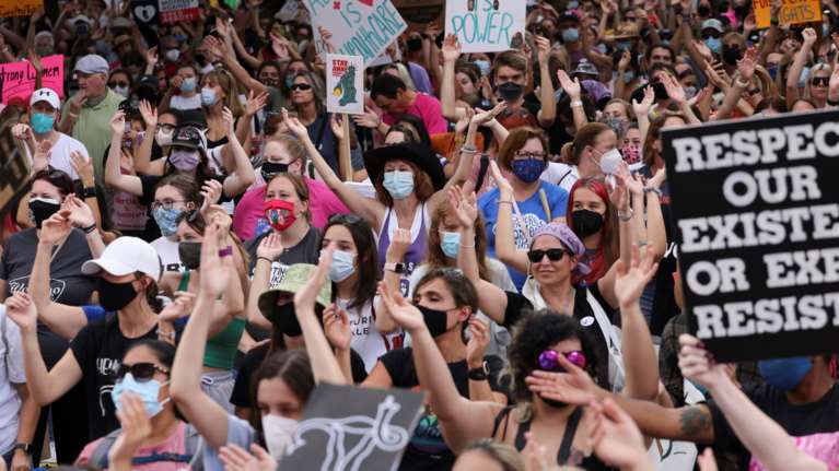 ΗΠΑ: Φρένο στην εφαρμογή της απαγόρευσης των αμβλώσεων βάζει προσωρινά μια δικαστής της Λουιζιάνας