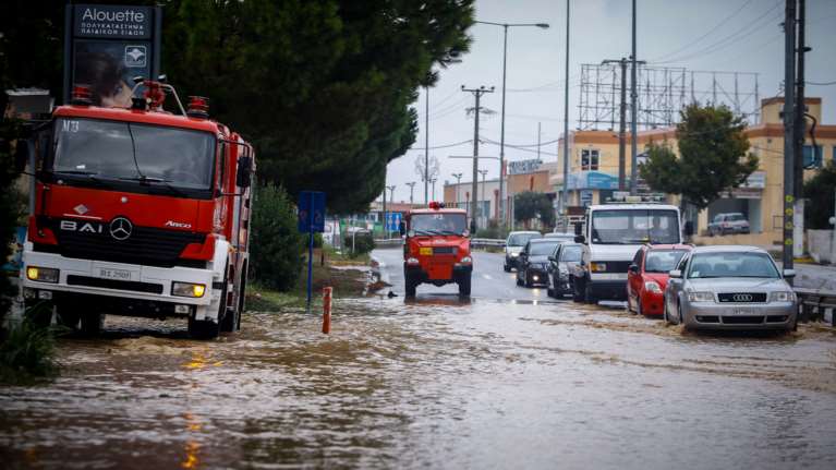 Κακοκαιρία "Αθηνά":  Πάνω από 160 κλήσεις στην πυροσβεστική για αντλήσεις υδάτων και κοπές δέντρων