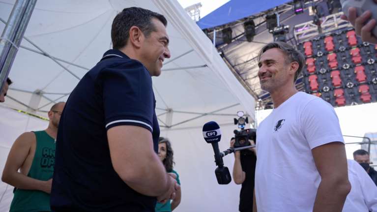 Κόντρα ΣΥΡΙΖΑ - ΠΑΣΟΚ για τον διάλογο Τσίπρα - Καπουτζίδη στο Pride: &quot;Προσπαθεί να αλλάξει την ιστορία&quot;