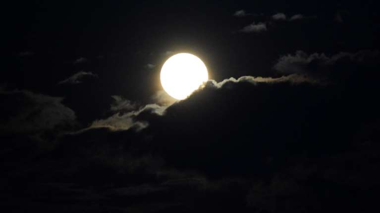 Πανσέληνος Ιουλίου 2024: Πότε θα δούμε το &quot;φεγγάρι του ελαφιού&quot; στον ουρανό