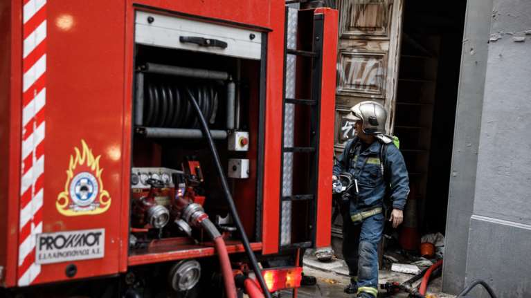 Περιστέρι: Φωτιά σε διαμέρισμα - Βγήκε στο μπαλκόνι και φώναζε &quot;βοήθεια&quot; ο ένοικος