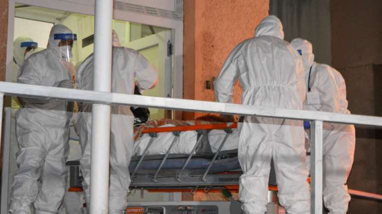 Ρουμανία: Γιατρός - ήρωας έπεσε στις φλόγες για να σώσει ασθενείς με κορονοϊό - Νοσηλεύεται στο Βέλγιο με καθολικά εγκαύματα