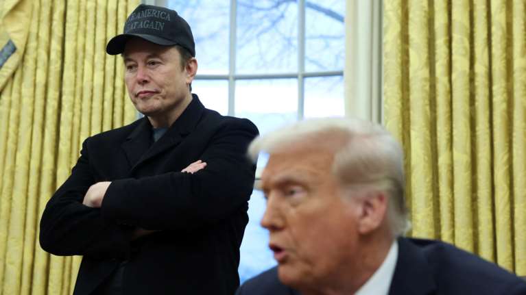 Τραμπ και Μασκ επιταχύνουν τις εκκαθαρίσεις: Χιλιάδες απολύσεις στο ομοσπονδιακό κράτος των ΗΠΑ