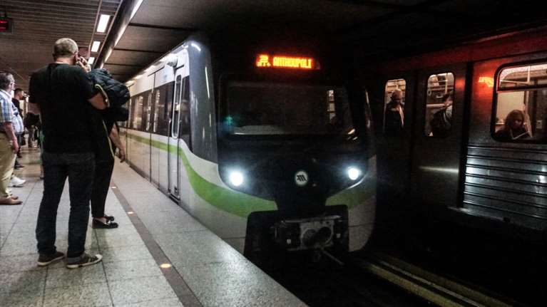 Χειροπέδες σε δύο Ιρακινούς για ληστείες σε σταθμούς του Μετρό