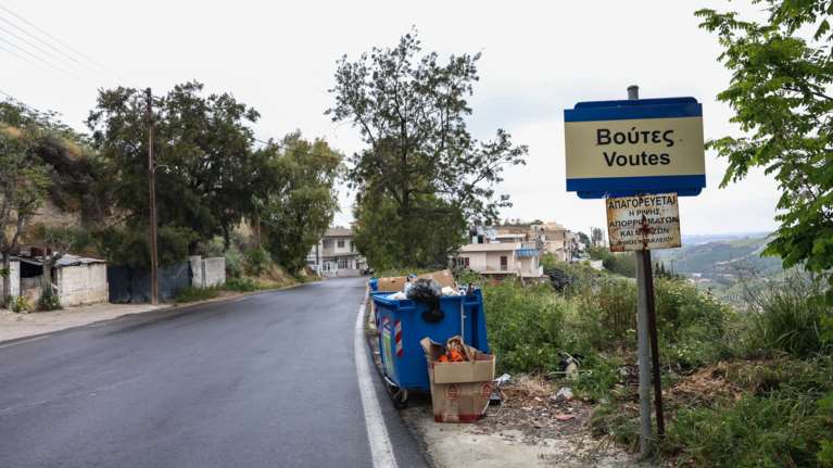 Ρηγματώσεις στις Βούτες Ηρακλείου: Συνεργεία αντλούν νερό από τα πηγάδια