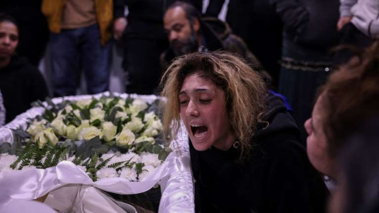 Θεσσαλονίκη: Συγκλονιστικές εικόνες του Reuters - Η οικογένεια του 16χρονου θρηνεί πάνω από τη σορό