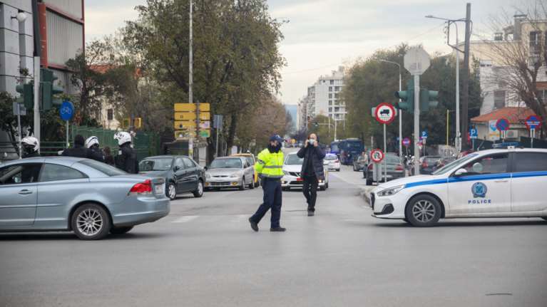 Θεσσαλονίκη: Έφοδος της ΕΛΑΣ σε κορονο-πάρτι που εντόπισε... τυχαία στο ΑΠΘ