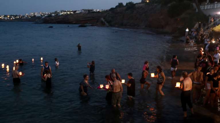 Επτά χρόνια από την τραγωδία στο Μάτι: Εκδηλώσεις μνήμης της θλιβερής επετείου από συγγενείς των θυμάτων