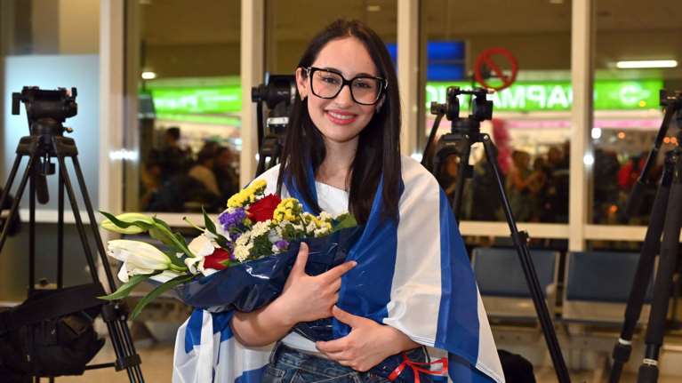 Eurovision 2025: Με χαμόγελα και συγκίνηση επέστρεψε η Klavdia με την ελληνική αποστολή [εικόνες]