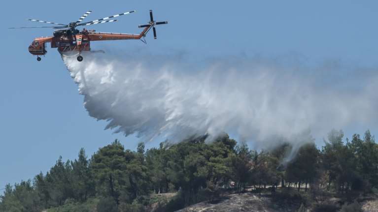 Έκτακτη ενημέρωση για τις πυρκαγιές στη χώρα: Μάχη της Πυροσβεστικής σε Αχαΐα και Φωκίδα