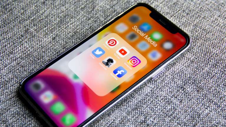 Social Media: Πώς ο εθισμός οδηγεί στην κατάθλιψη - Η καινοτομία της &quot;αποτοξίνωσης&quot;