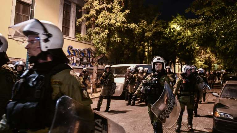 Επέτειος Πολυτεχνείου: Χωρίς σοβαρά επεισόδια η μεγάλη πορεία των 20.000 διαδηλωτών [εικόνες]