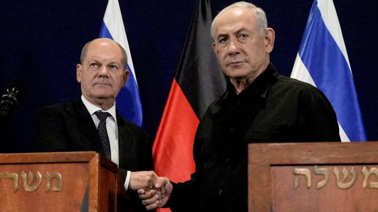 Συνάντηση Νετανιάχου - Σολτς: &quot;Ο κόσμος πρέπει να σταθεί ενωμένος δίπλα στο Ισραήλ για να νικήσει τη Χαμάς&quot;