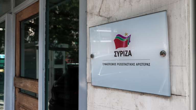 Ο ΣΥΡΙΖΑ απαντά στον κυβερνητικό εκπρόσωπο: Fake news ότι δήθεν ο Τσίπρας προσέβαλε τον δοκιμαζόμενο ουκρανικό λαό