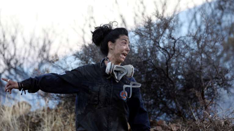 Φωτιά στην Ανάβυσσο: Η πυροσβέστρια που έδωσε μάχη με τις φλόγες και καθήλωσε το διαδίκτυο [εικόνες]