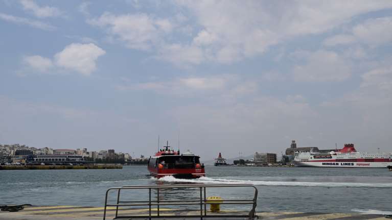 Συναγερμός στο λιμάνι Πειραιά: Δύο ναύτες έπεσαν στη θάλασσα από το πλοίο Speed Runner Jet