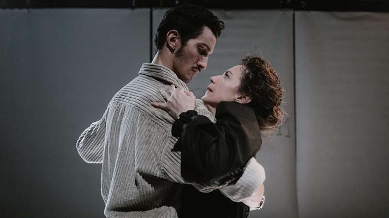 &quot;Η Απολογία της Μαρί Κιουρί&quot;: Μία εξαιρετική παράσταση, με τη βραβευμένη Πέγκυ Τρικαλιώτη