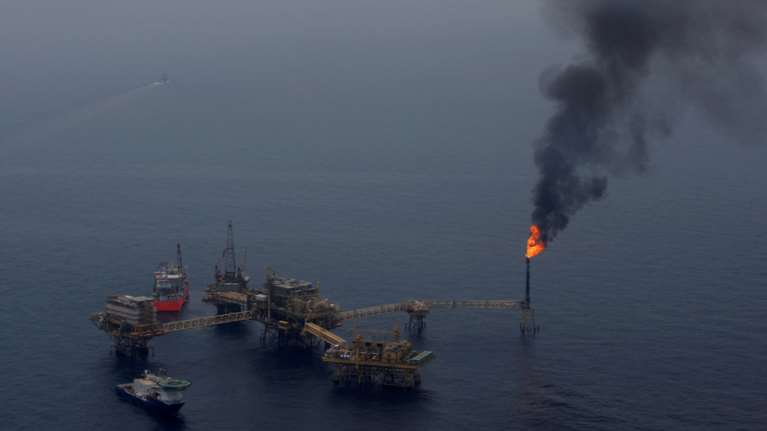 Πόλεμος στην Ουκρανία: Μαίνεται η φωτιά στην πλατφόρμα πετρελαίου στην Κριμαία - Αναζητούνται αγνοούμενοι