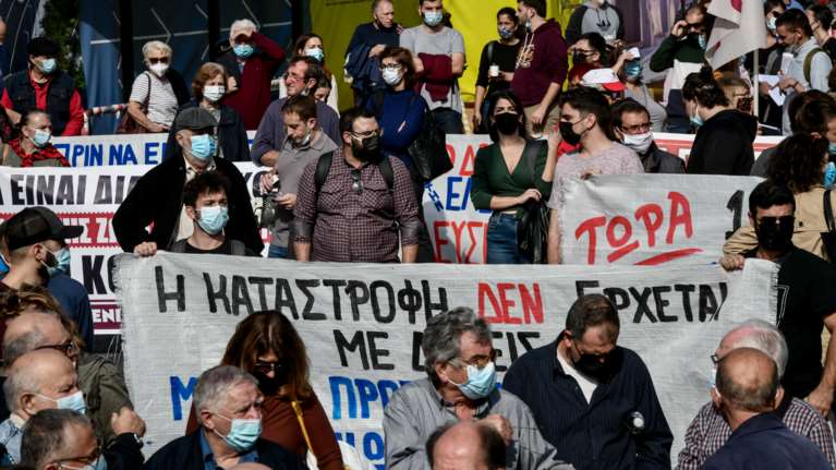 Συγκέντρωση πυρόπληκτων στο Σύνταγμα: &#39;&#39;Όλοι οι πληγέντες είμαστε μια γροθιά - Διεκδικούμε να μείνουμε στον τόπο μας&#39;&#39;