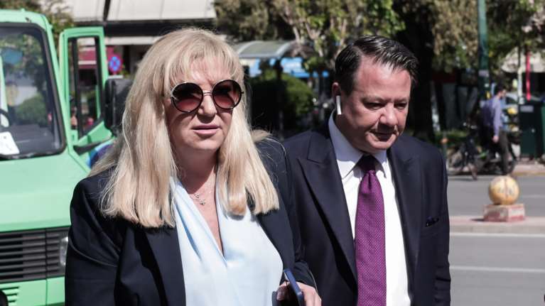 Στην Ευελπίδων η χήρα του Γιώργου Καραϊβάζ - Για να δηλώσει υποστήριξη κατηγορίας [εικόνες]