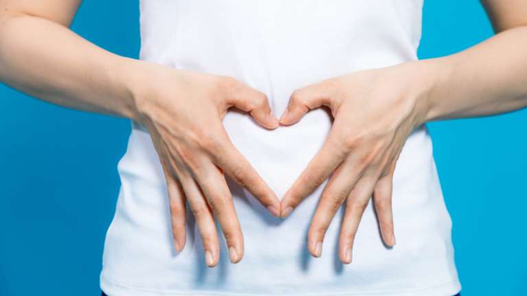 Ποιες τροφές καταπολεμούν το φούσκωμα και βοηθούν τη χλωρίδα του εντέρου