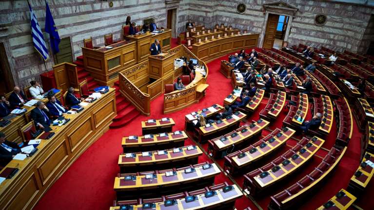 Υπερψηφίστηκε το νομοσχέδιο για τους σιδηρόδρομους και οι τρεις υπουργικές τροπολογίες με τα μέτρα