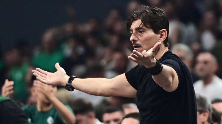 Μεγάλη ένταση με Δημήτρη Γιαννακόπουλο στο ΣΕΦ: Αποχώρησε από το γήπεδο