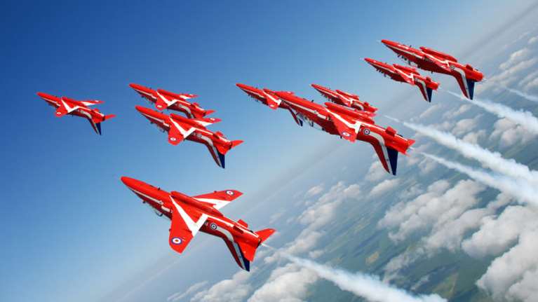 RED ARROWS: Το εντυπωσιακό ακροβατικό σμήνος της RAF στην επέτειο για τη μάχη της Κρήτης