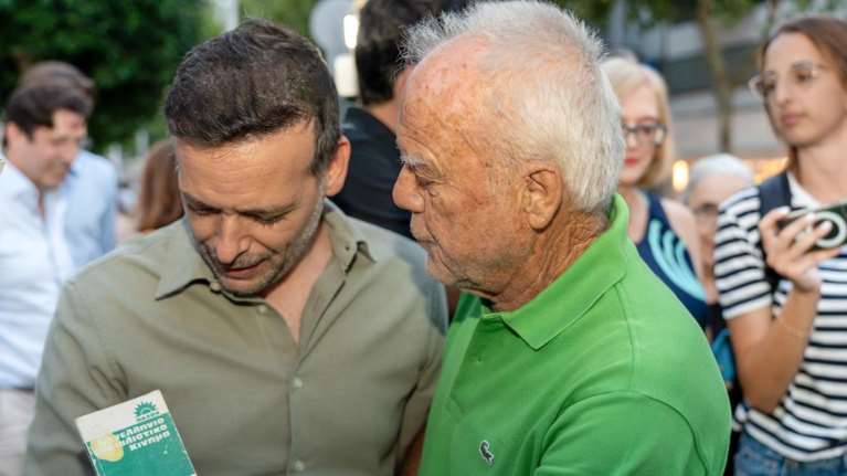 Ο Χάρης Δούκας, η μαγκούρα με τον ήλιο του ΠΑΣΟΚ και το ποντιακό ποίημα από την Κοζάνη