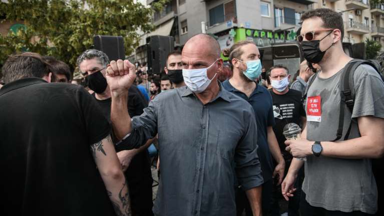 Δίκη Χρυσής Αυγής: Επεισόδιο Βαρουφάκη με αστυνομικό - Τι καταγγέλλει ο ίδιος, ο διάλογος με Χρυσοχοΐδη