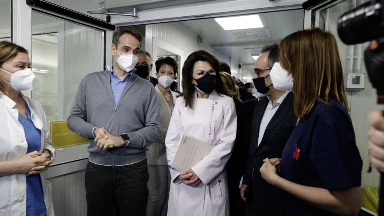 Έκκληση Μητσοτάκη στους ηλικιωμένους: &quot;Μην διστάσετε να εμβολιαστείτε&quot; - Εγκαίνια 18 κλινών ΜΕΘ στη Θεσσαλονίκη