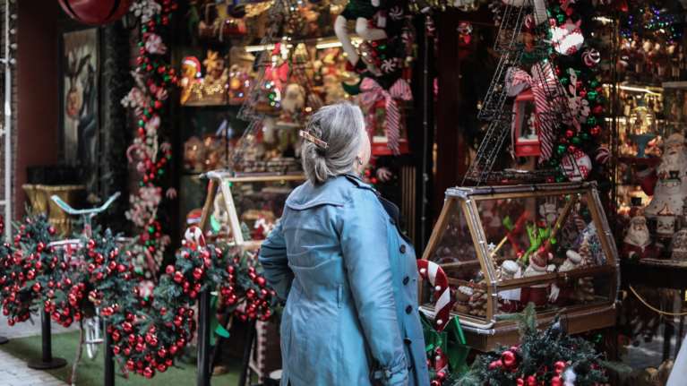Εορταστικό ωράριο: Ανοιχτά σήμερα τα καταστήματα - Κορυφώνεται η αγοραστική κίνηση ως τα Χριστούγεννα