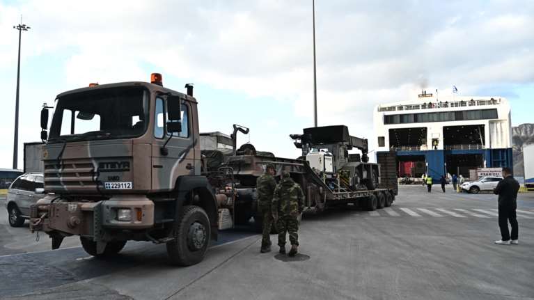 Μεγάλη κινητοποίηση στη Σαντορίνη για το μπαράζ σεισμών - Στο νησί στρατός, ΕΜΑΚ και ΟΠΚΕ [εικόνες]