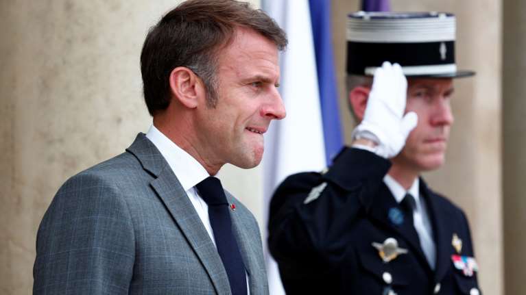 Μακρόν: Τα προγράμματα των &quot;δύο άκρων&quot; οδηγούν σε &quot;εμφύλιο πόλεμο&quot; - Μία εβδομάδα πριν τις κρίσιμες κάλπες, η ακροδεξιά καλπάζει