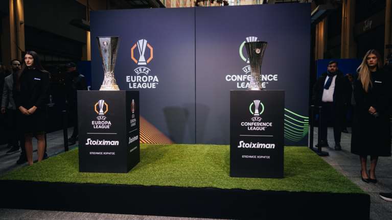 Τα εμβληματικά τρόπαια των UEFA Europa League™ και UEFA Conference League™ ήρθαν στην Αθήνα, σε μια μοναδική εκδήλωση της Stoiximan