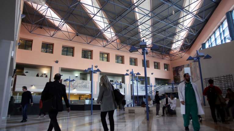 Αναμονή πάνω από 6 ώρες σε &quot;Γεννηματάς&quot; και &quot;Αττικόν&quot; - Τι θα αλλάξει με το βραχιολάκι στα Επείγοντα