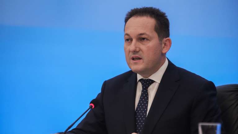 Πέτσας: Σχέδιο για υποδοχή περίπου 15.000 προσφύγων από την Ουκρανία στην Ελλάδα