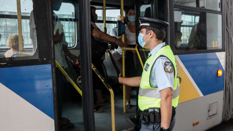Βροχή παραβάσεων και 12 συλλήψεις πριν το μίνι lockdown: 601 πρόστιμα για μετακινήσεις, 1.684 για μη χρήση μάσκας