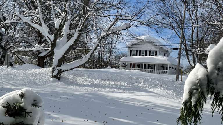 Νέα Υόρκη: Δύο νεκροί από την χιονοθύελλα - Στα δύο μέτρα το χιόνι, κλειστοί δρόμοι και ακυρώσεις πτήσεων [εικόνες, βίντεο]