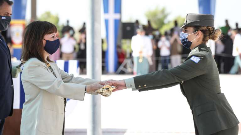 Στη Σχολή Ευελπίδων η Σακελλαροπούλου: Επέδωσε τα ξίφη σε νέους και νέες ανθυπολοχαγούς [εικόνες]