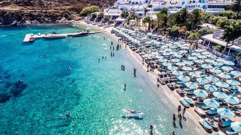 Συμβαίνει τώρα στη Μύκονο! Δωρεάν οι χλιδάτες ξαπλώστες του Nammos - &quot;Βούλιαξε&quot; η παραλία της Ψαρρούς