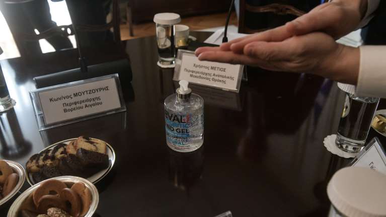 Το... αντισηπτικό σε πρώτο πλάνο, στη συνάντηση Μητσοτάκη με τους περιφερειάρχες