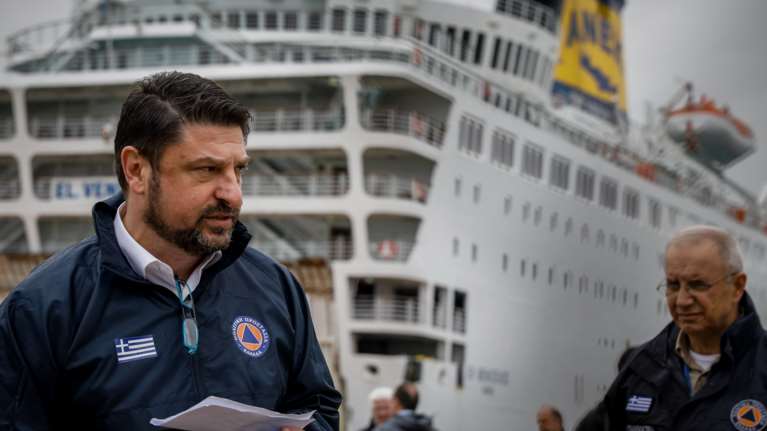 Στο "Ελ. Βενιζέλος" ο Χαρδαλιάς: Θα λήξει ο εφιάλτης - Οι αρνητικοί θα μείνουν σε καραντίνα 14 μέρες