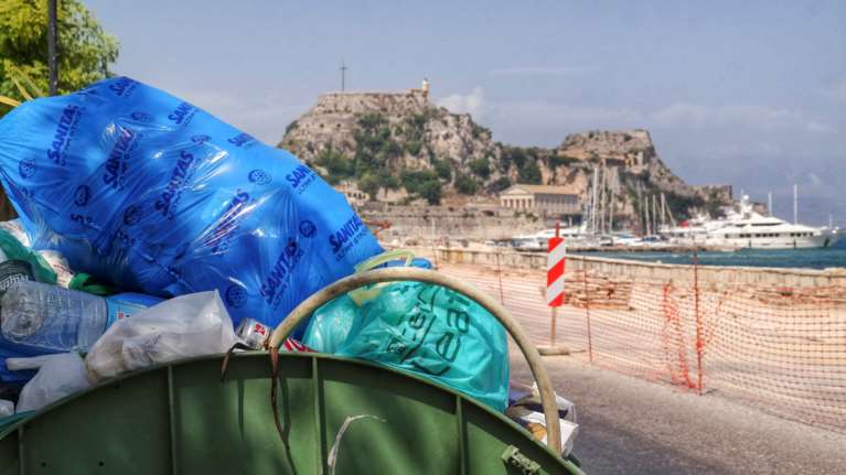 Δεν ανακυκλώνουμε τον κορονοϊό: Οδηγίες για τη διαχείριση απορριμμάτων [Βίντεο]